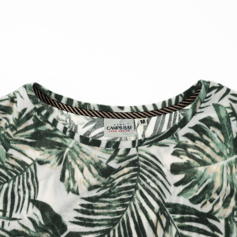 Weibliches Model mit CAMPS BAY Shirt in 6836 Offwhite Palm