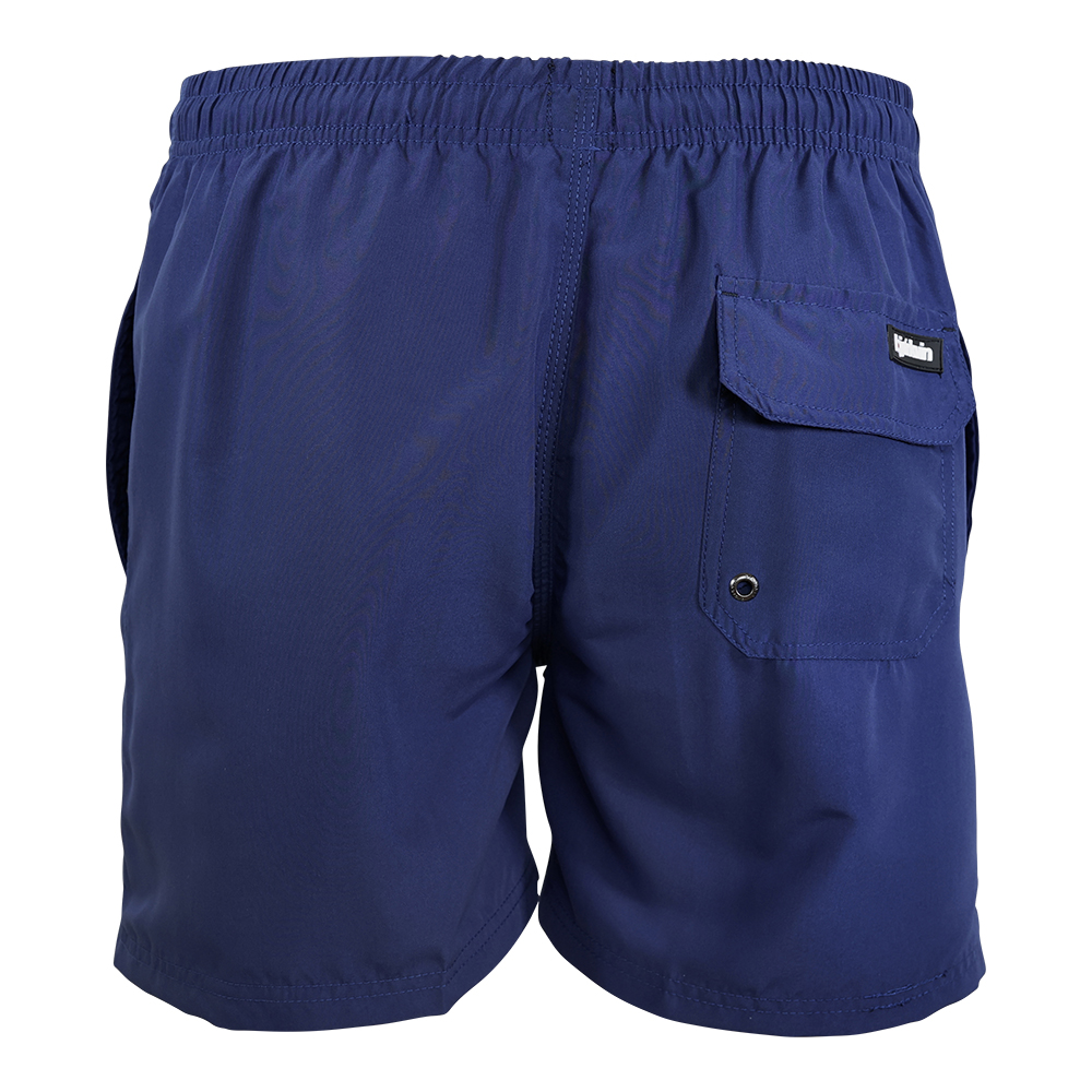 Männliches Model mit Björkvin Badeshorts in Sun faded