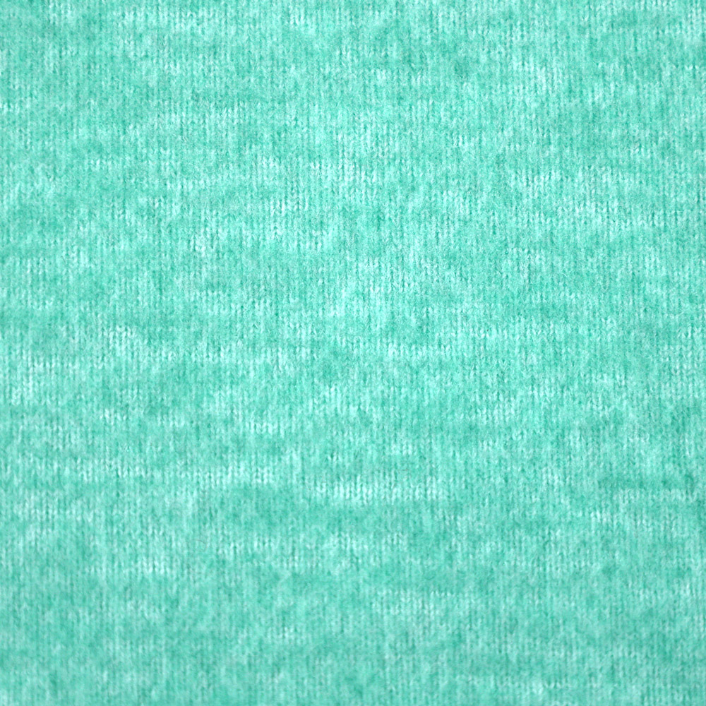 Weibliches Model mit CAMPS BAY Shirt in Dusty Jade Green