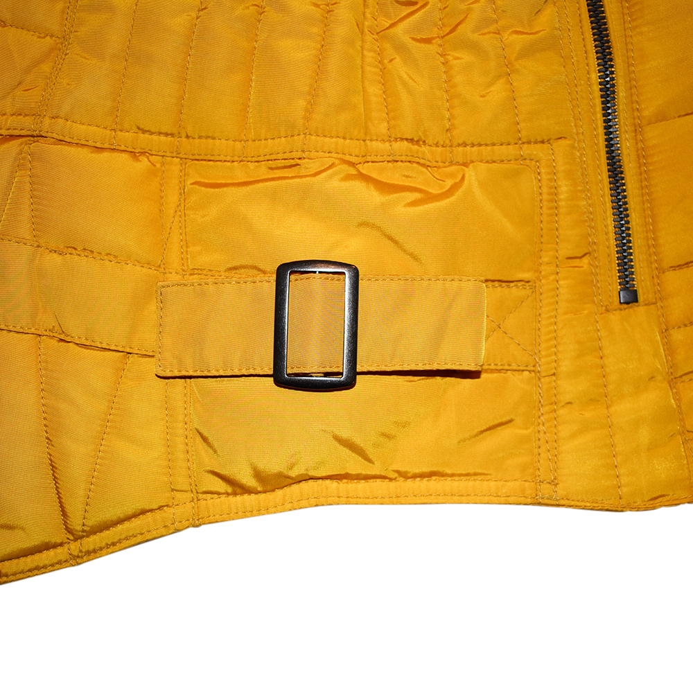 Weibliches Model mit CAMPS BAY Jacke in Golden Yellow