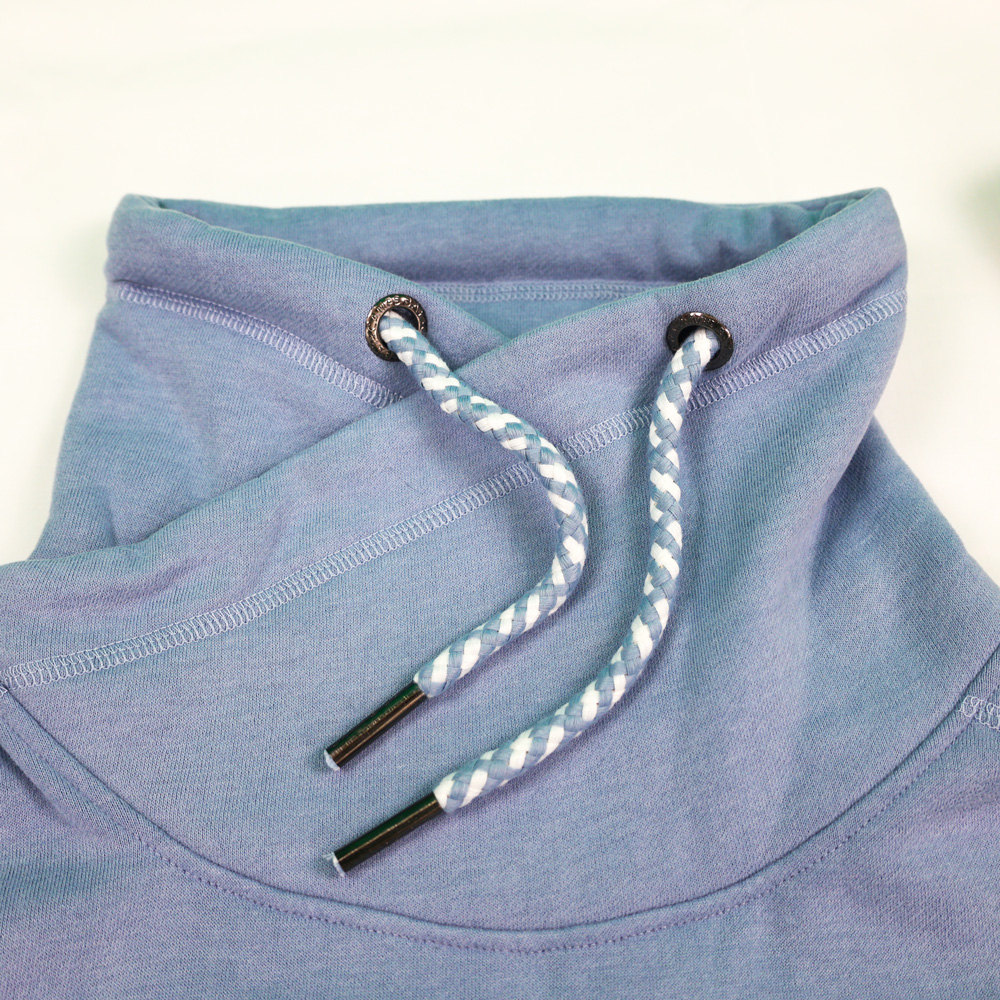 Weibliches Model mit CAMPS BAY Sweatkleid in Infinity Melange