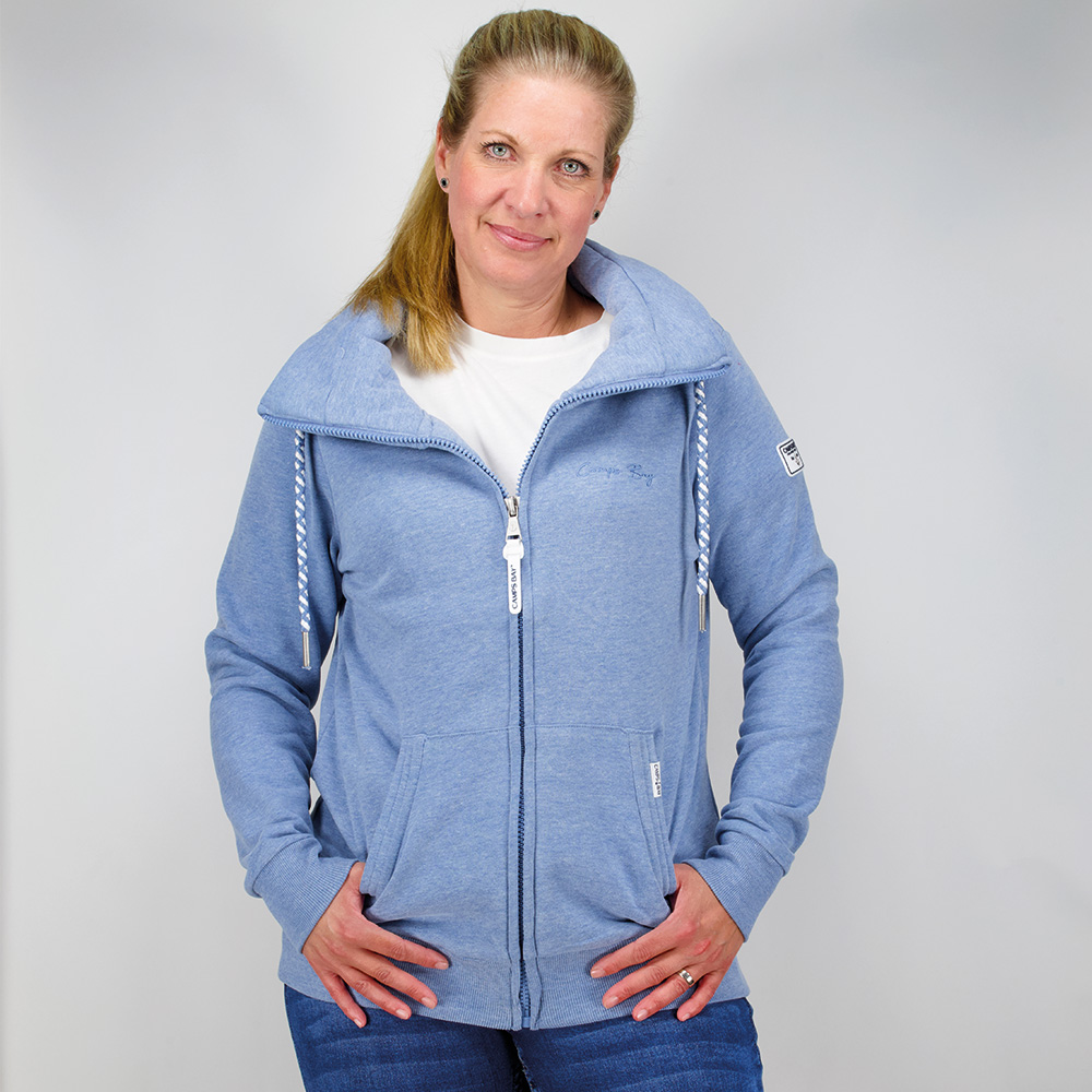 Weibliches Model mit CAMPS BAY Sweatjacke in Windward Blue