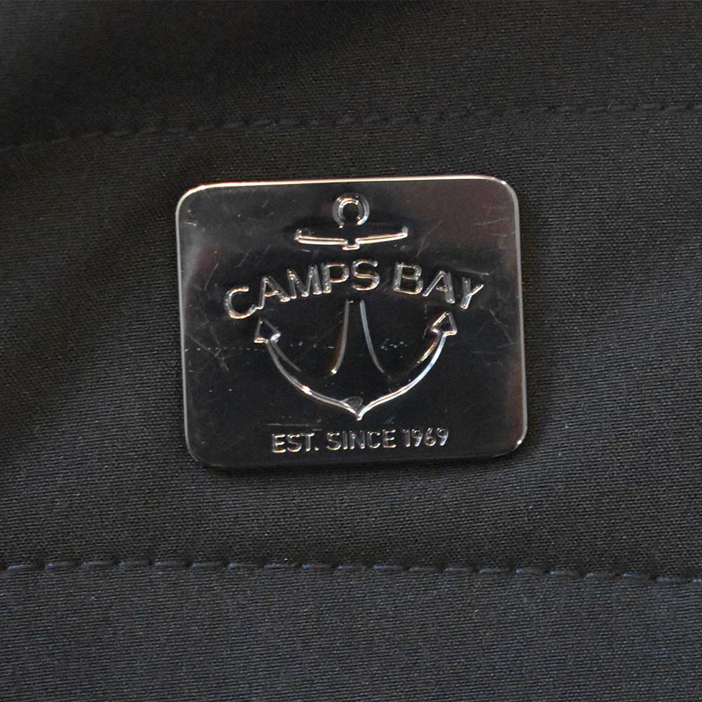 Weibliches Model mit CAMPS BAY Softshell-Jacke in Schwarz