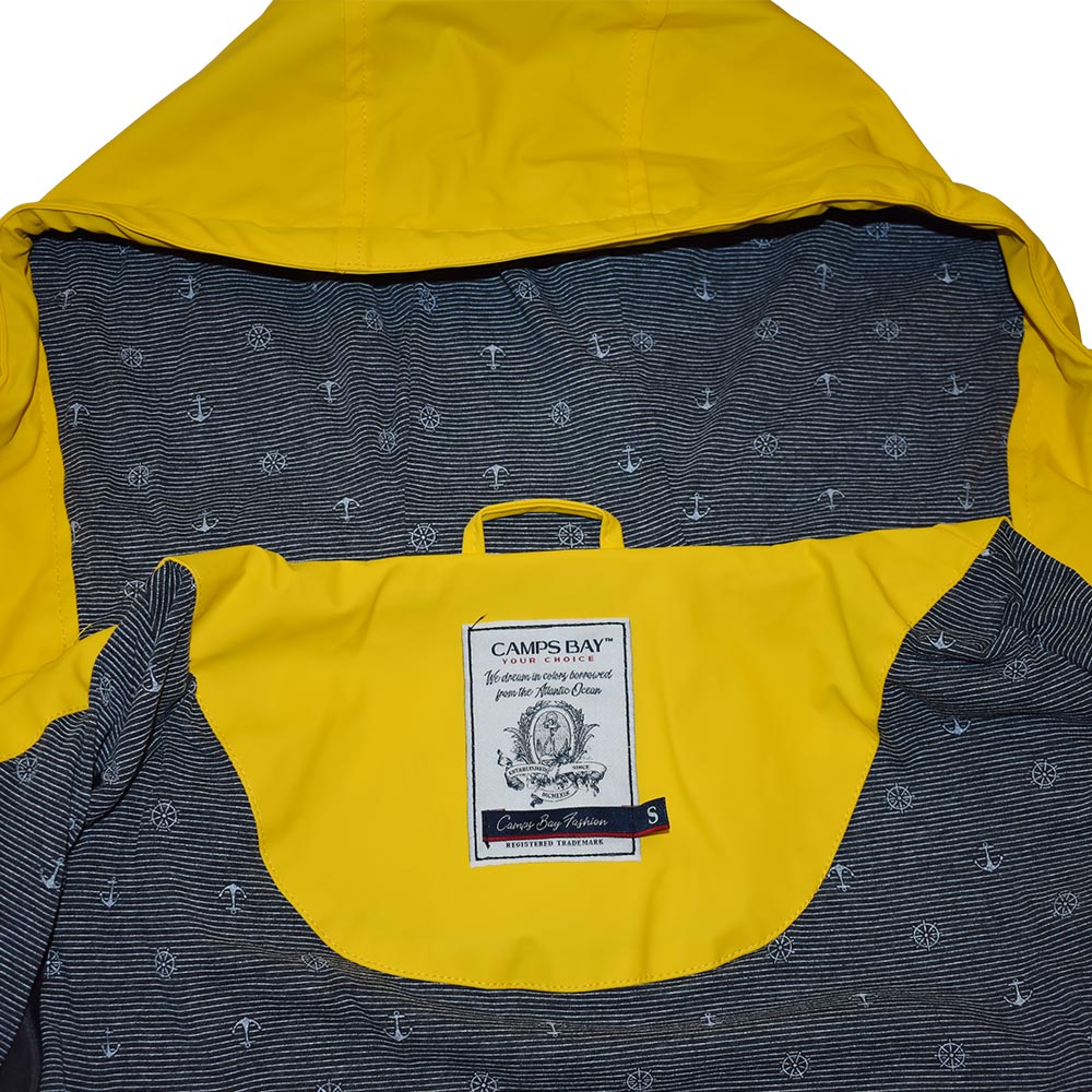 Weibliches Model mit CAMPS BAY Wetterjacke in Lemon Chrome