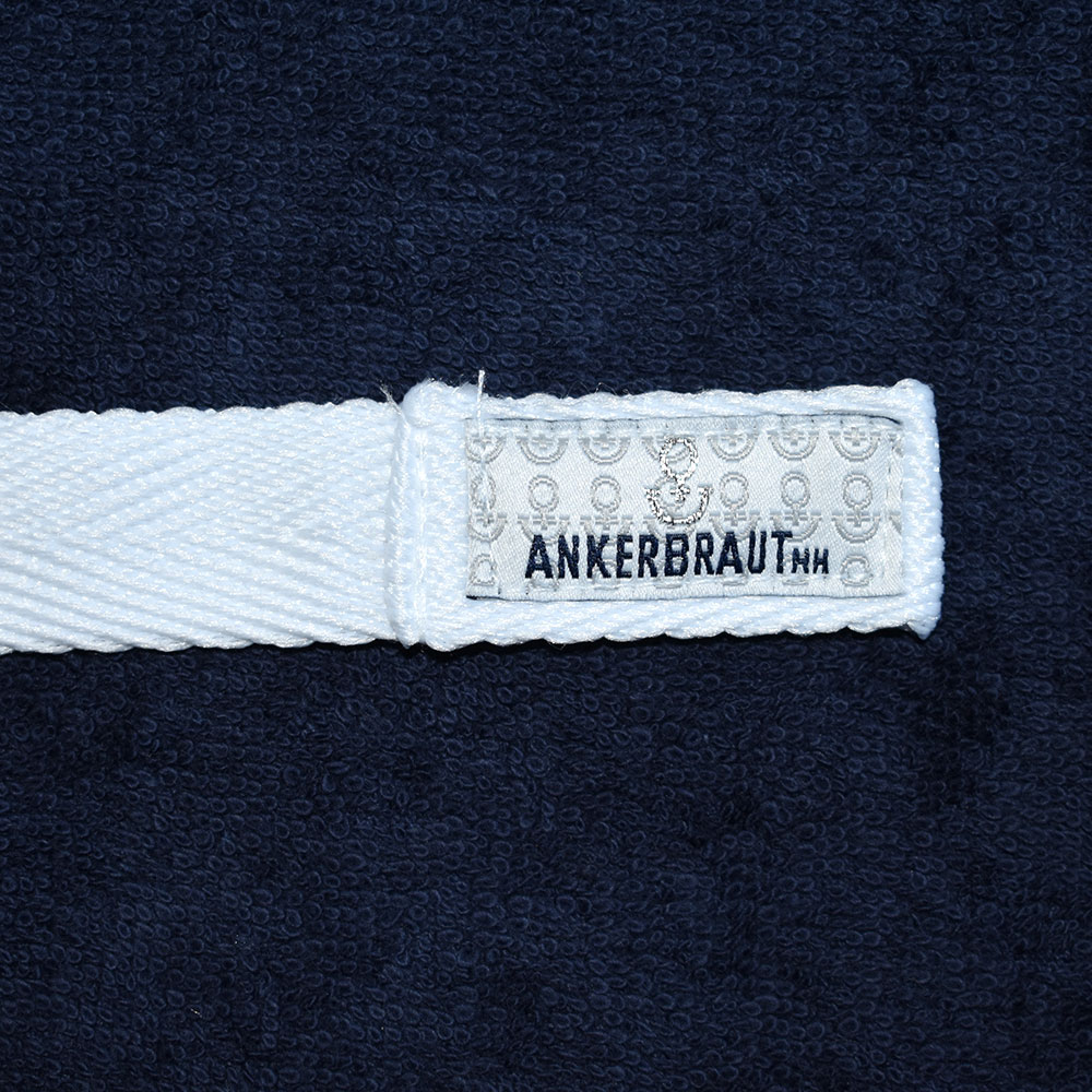 Weibliches Model mit ANKERBRAUT Strandkleid in Navy