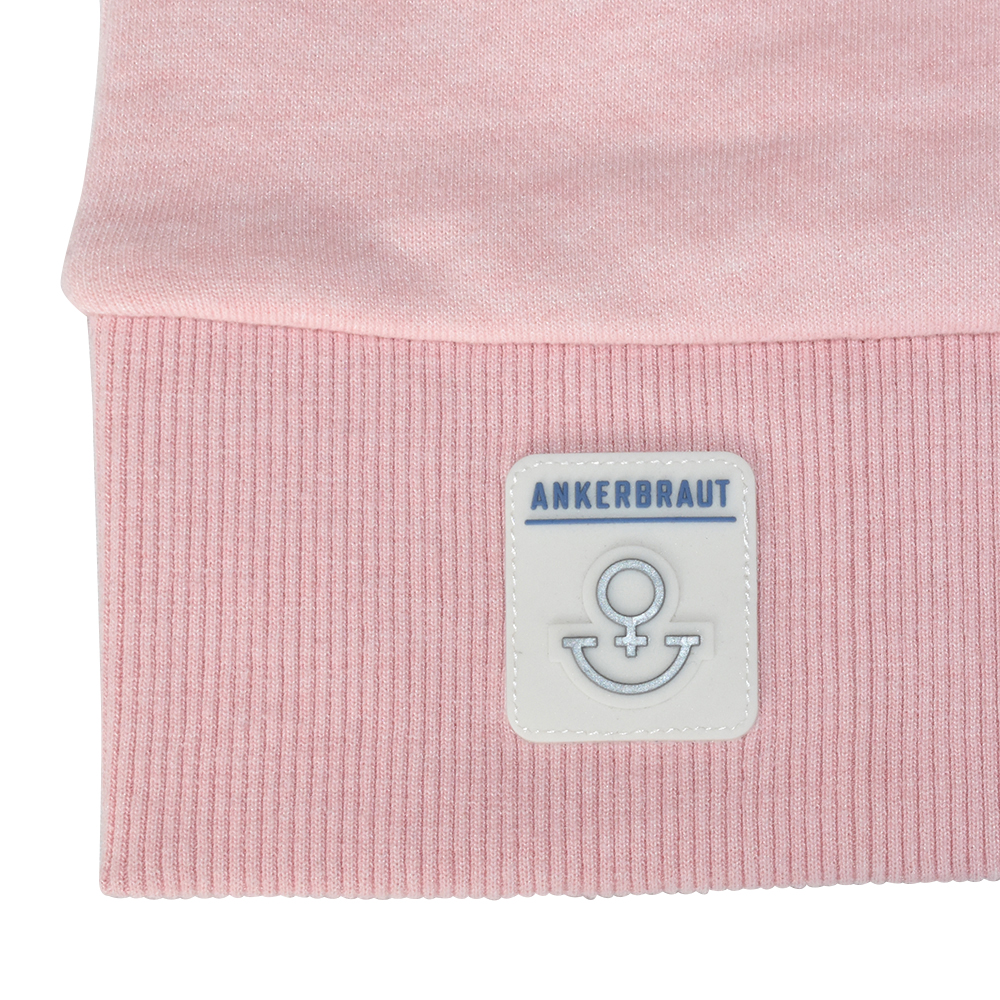 Weibliches Model mit ANKERBRAUT Sweatjacke in Rosa Melange
