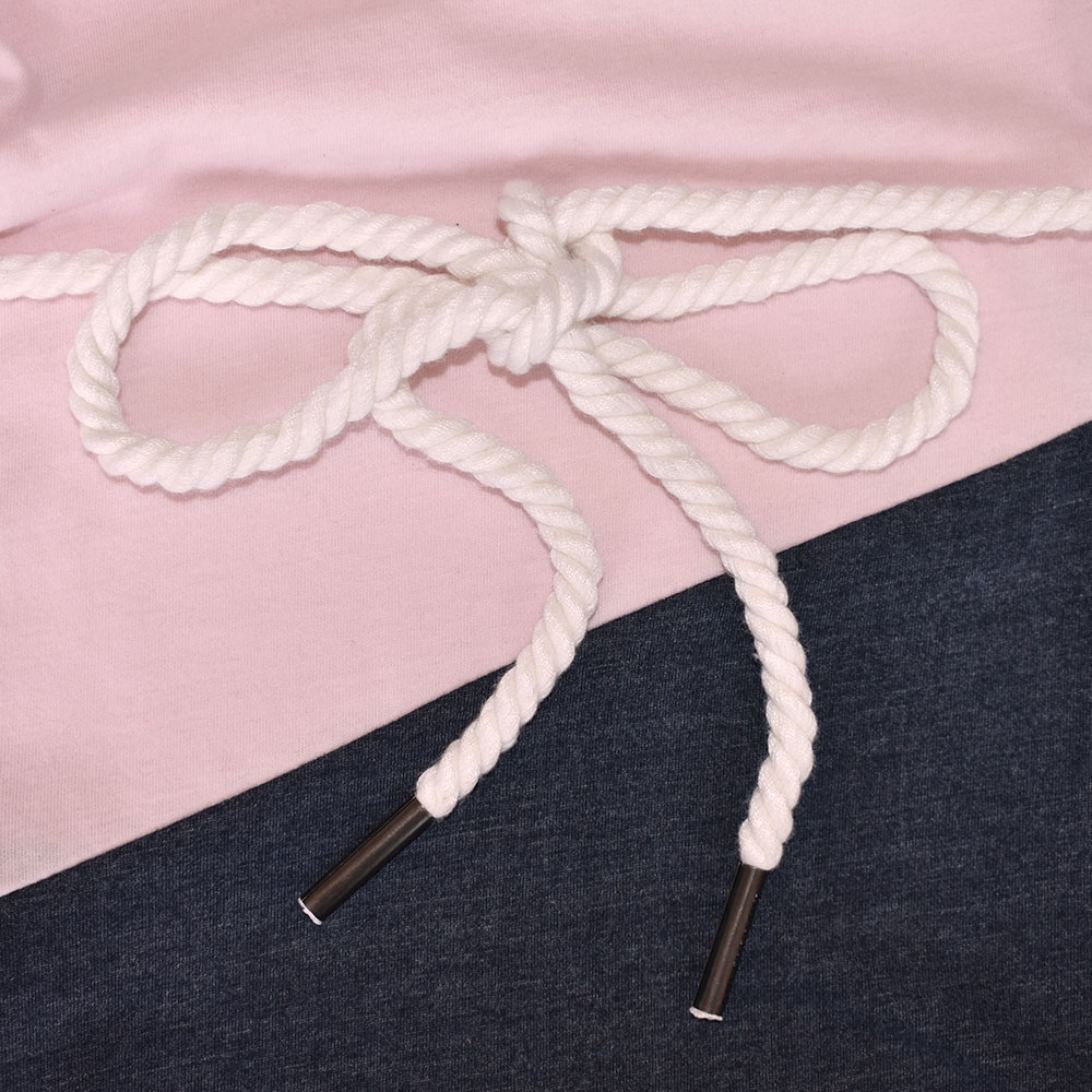 Weibliches Model mit ANKERBRAUT Jerseykleid in Cradle Pink