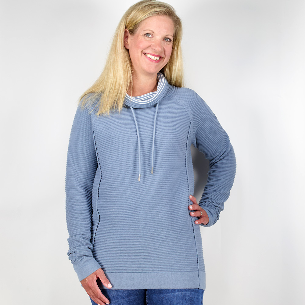 Weibliches Model mit CAMPS BAY Strickpullover in Winward Blue