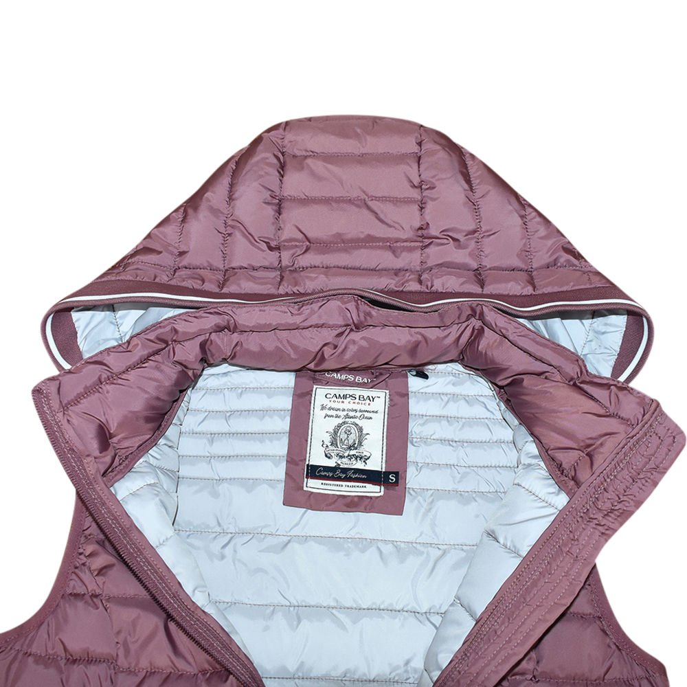Weibliches Model mit CAMPS BAY Weste in Rose Brown