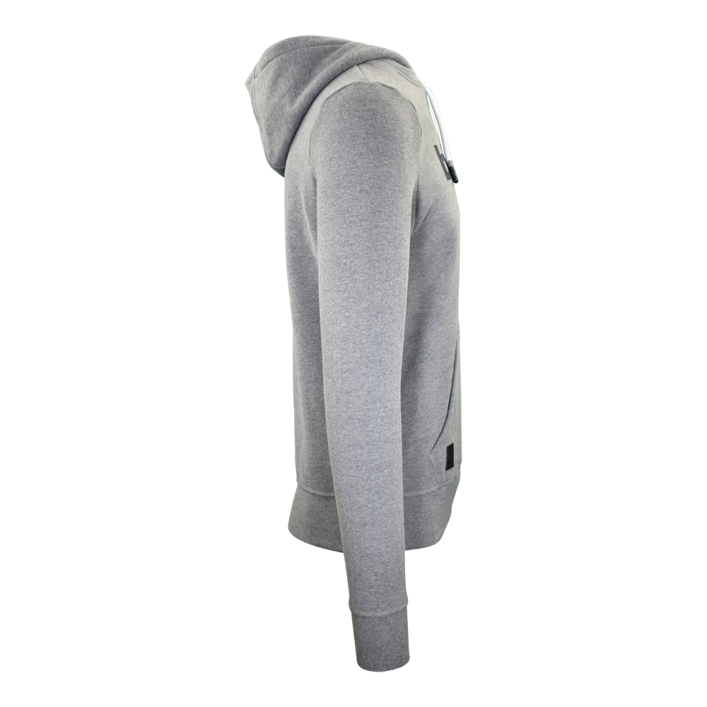 Männliches Model mit Björkvin Hoodie in Silver Melange