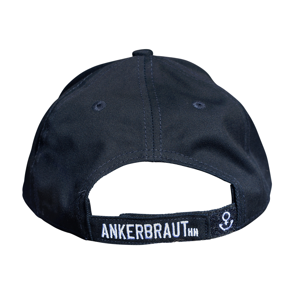 Weibliches Model mit ANKERBRAUT Cap in Navy