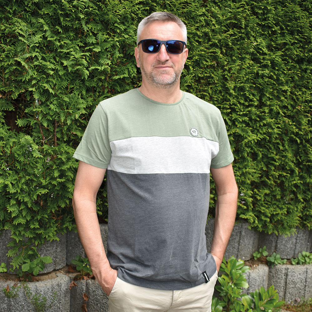 Männliches Model mit CAMPS BAY T-Shirt in Streifen Forged Iron