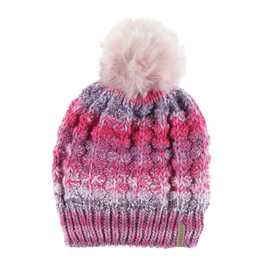 Weibliches Model mit ANKERBRAUT Mütze in Rose