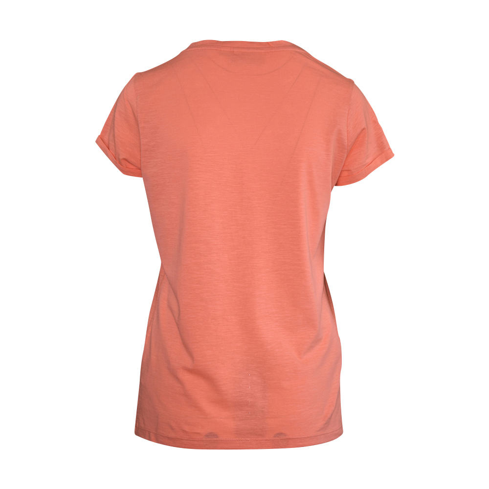 Weibliches Model mit CAMPS BAY Shirt in Fusion Coral