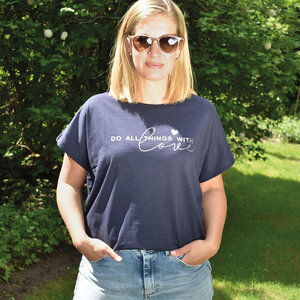 Weibliches Model mit CAMPS BAY T-Shirt in Night Sky