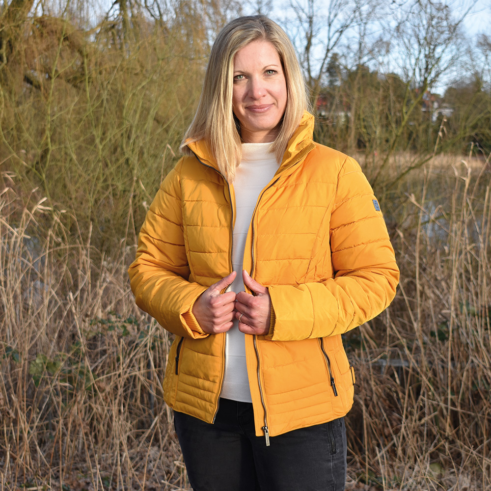 Weibliches Model mit CAMPS BAY Jacke in Golden Yellow