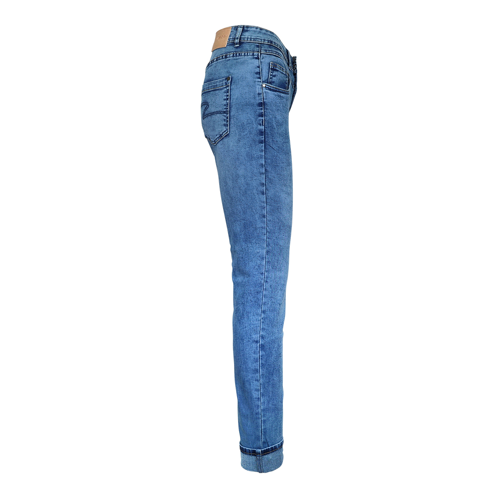 Weibliches Model mit CAMPS BAY Jeans in mblue