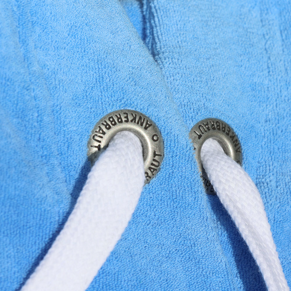 ANKERBRAUT Frottee-Hoodie "Warum auf später warten?" Weibliches Model mit ANKERBRAUT Frottee-Hoodie in Provance