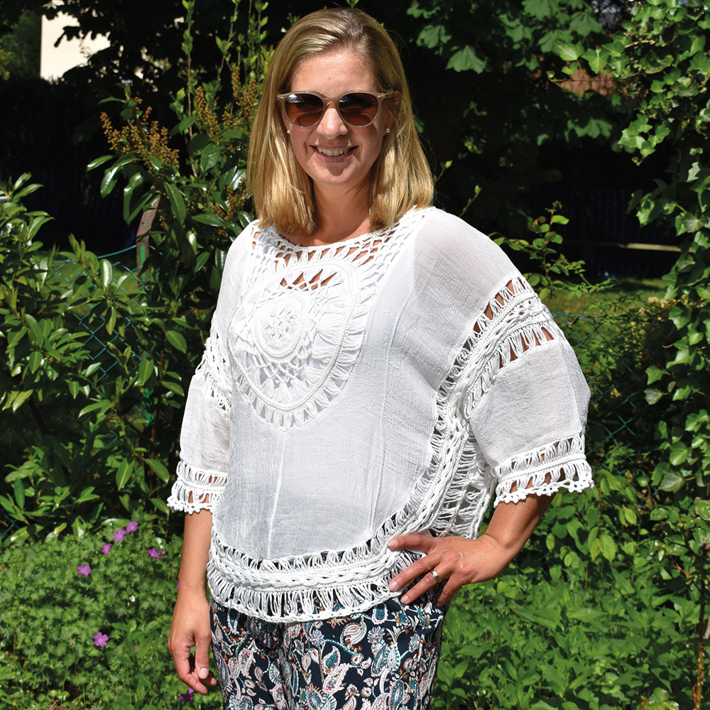Weibliches Model mit CAMPS BAY Bluse in Offwhite