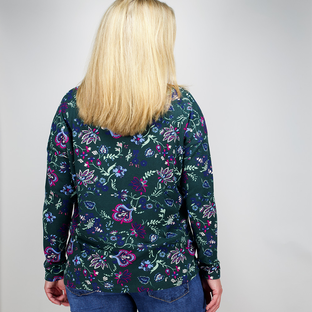 Weibliches Model mit CAMPS BAY Shirt in Grün bedruckt
