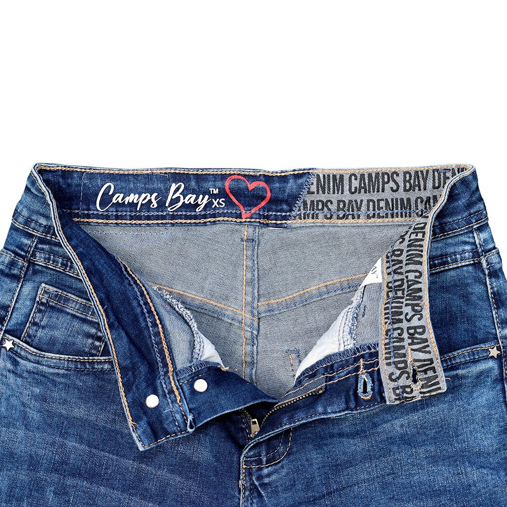 Weibliches Model mit CAMPS BAY Jeans in dblue