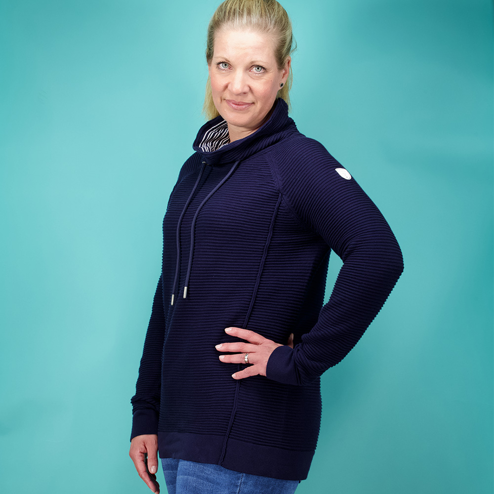 Weibliches Model mit CAMPS BAY Strickpullover in Maritime Blue