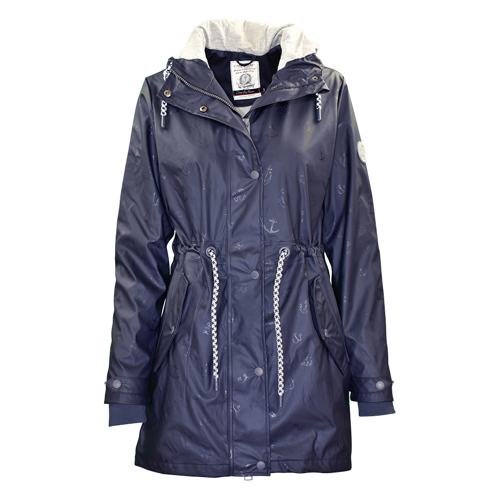 Weibliches Model mit CAMPS BAY Regenjacke in Night Sky
