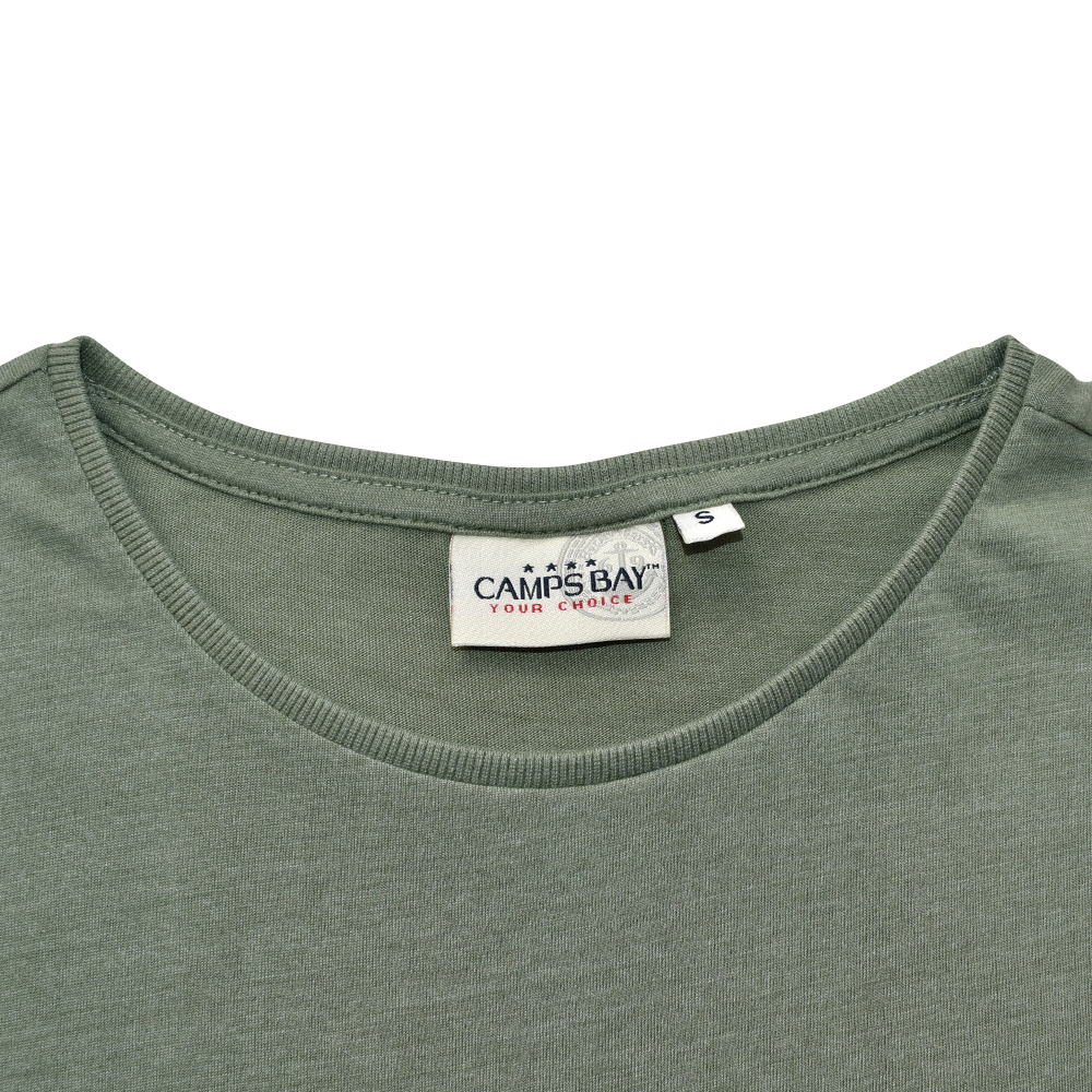 Männliches Model mit CAMPS BAY T-Shirt in Sea Spray Melange