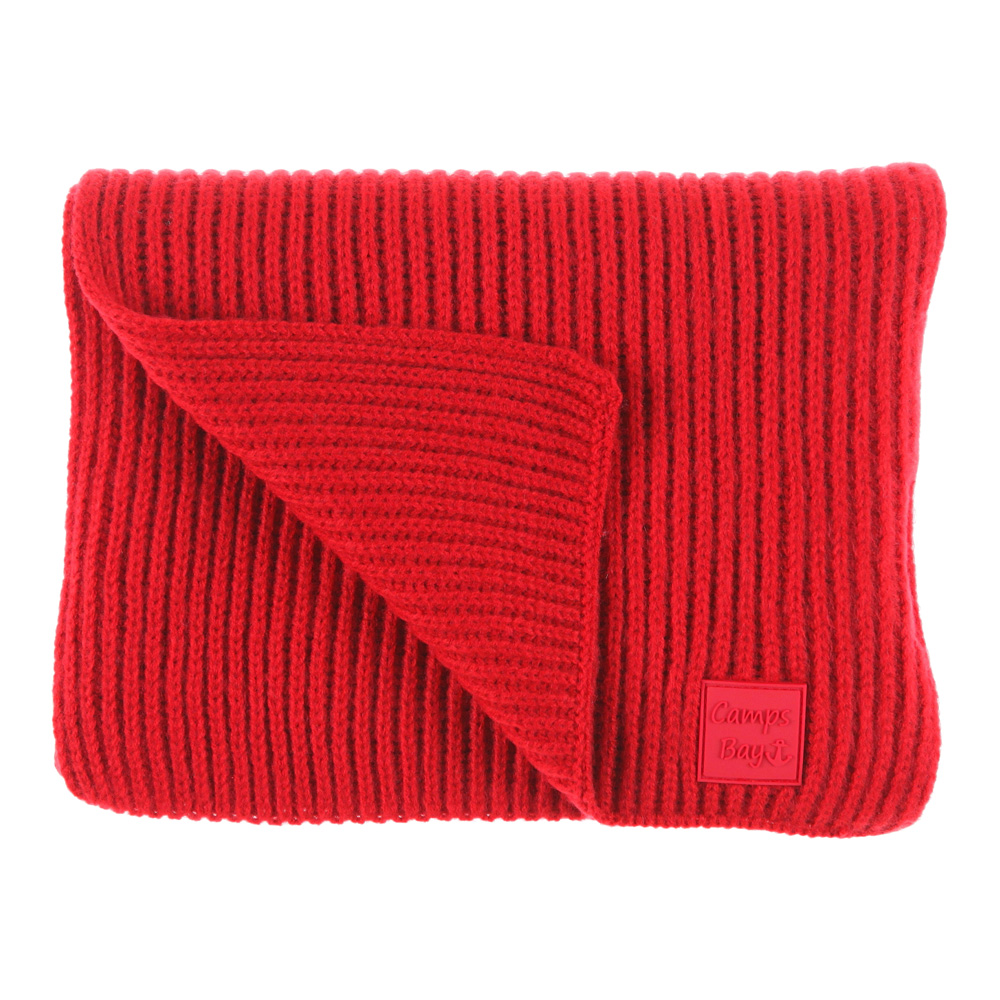 Weibliches Model mit CAMPS BAY Schal in Mars Red