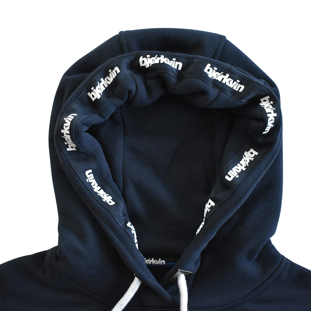 Männliches Model mit Björkvin Hoodie in Night Sky