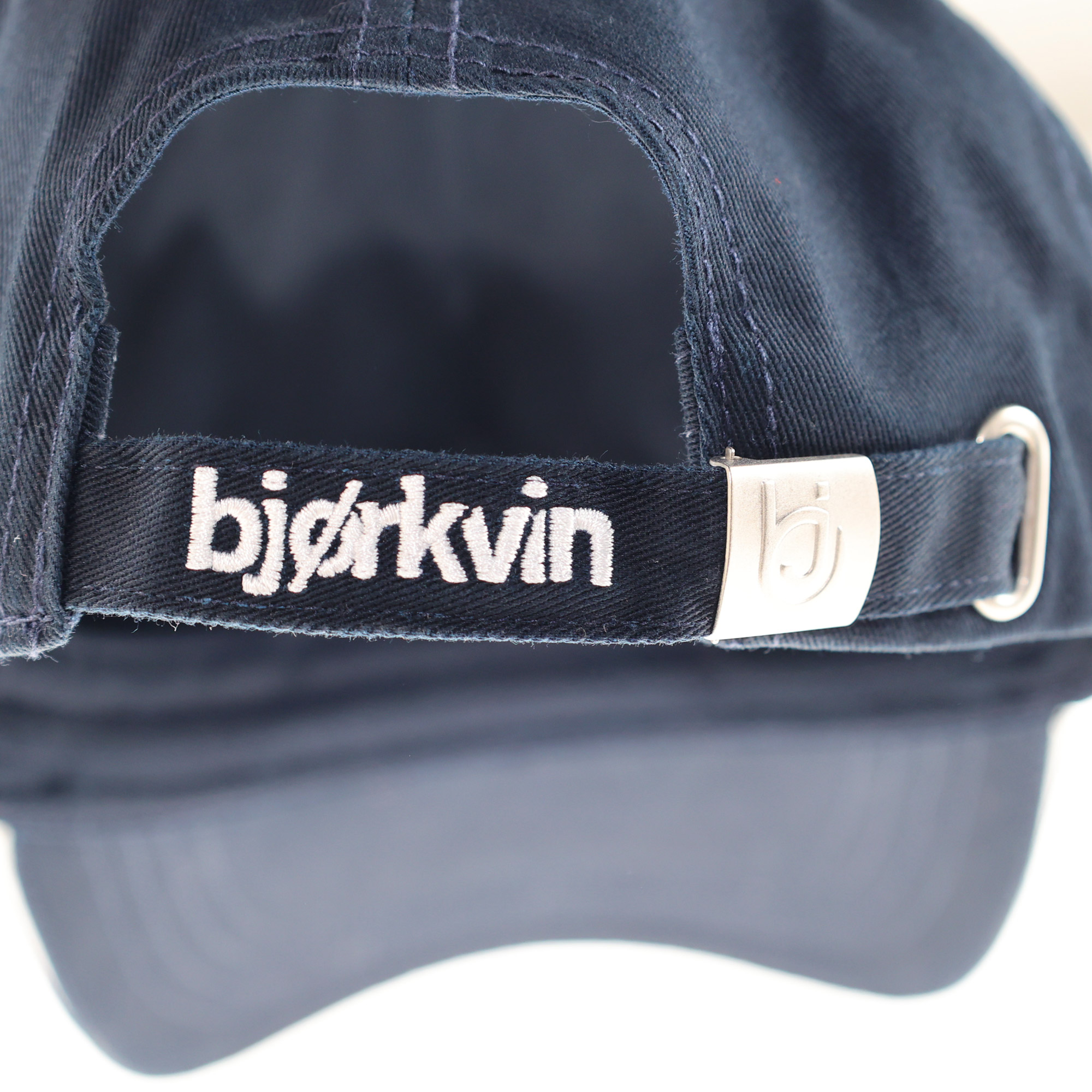 Männliches Model mit Björkvin Cap in Marine