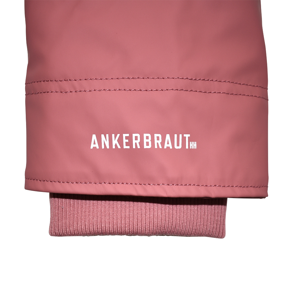 Weibliches Model mit ANKERBRAUT Wetterjacke in Dusty Rose