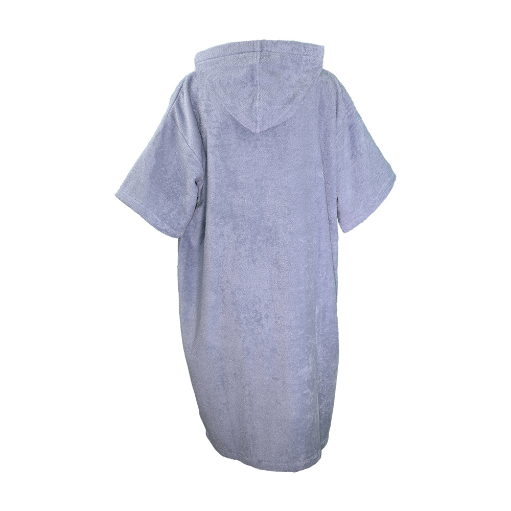 Weibliches Model mit ANKERBRAUT Strandkleid in Dove Blue