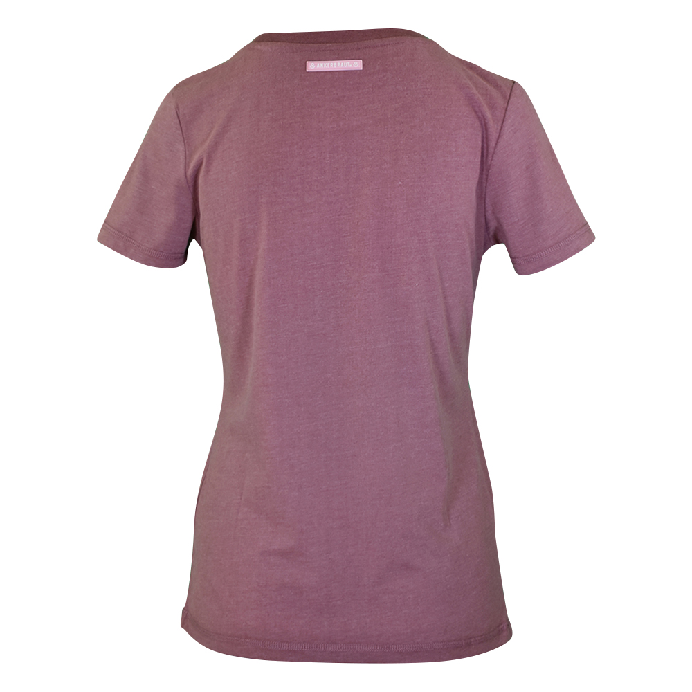 Weibliches Model mit ANKERBRAUT T-Shirt in Rose Brown