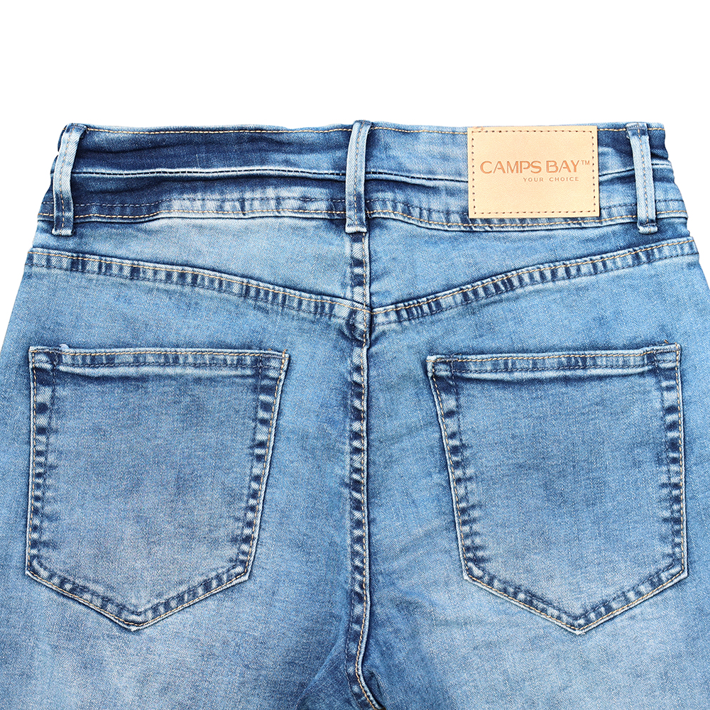 Weibliches Model mit CAMPS BAY Jeans-Shorts in mblue