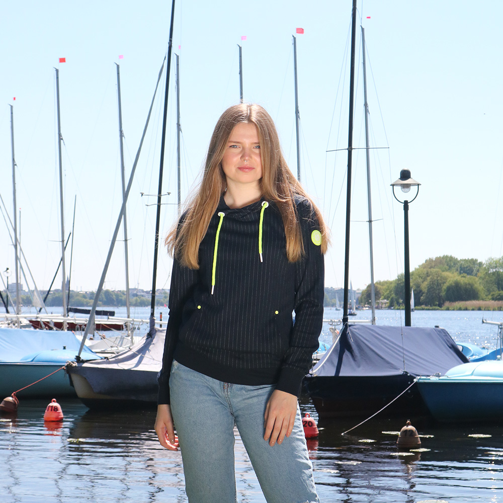 Weibliches Model mit ANKERBRAUT Hoodie in Night Sky Yellow