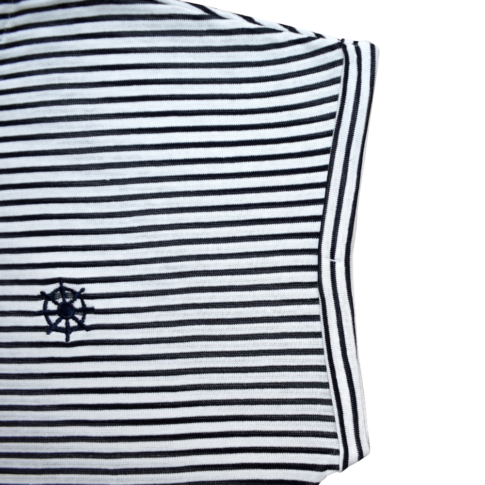 Weibliches Model mit CAMPS BAY Shirt in Navy-Weiß