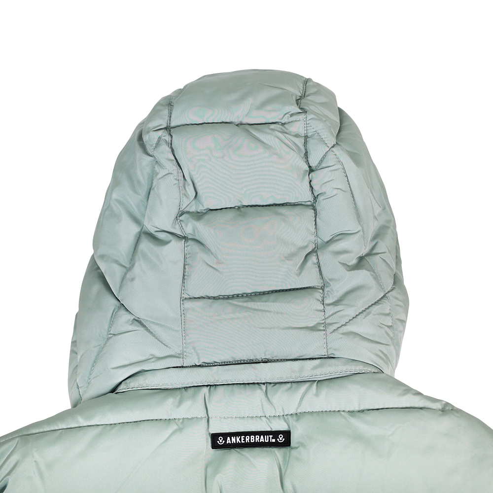 ANKERBRAUT Weste "Sei du selbst, alle anderen gibt es schon" Weibliches Model mit ANKERBRAUT Weste in Slate Grey
