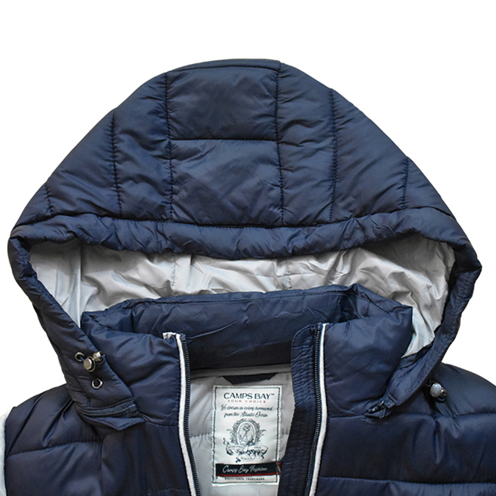 Weibliches Model mit CAMPS BAY Jacke in Night Sky