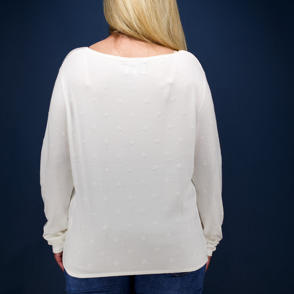 Weibliches Model mit CAMPS BAY Pullover in Cloud Dancer Offwhite
