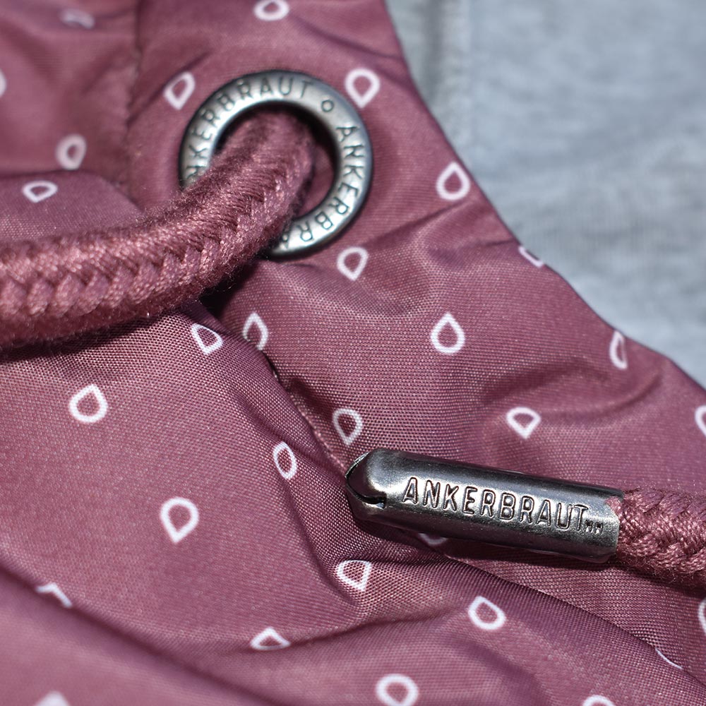 Weibliches Model mit ANKERBRAUT Weste in Rose Brown