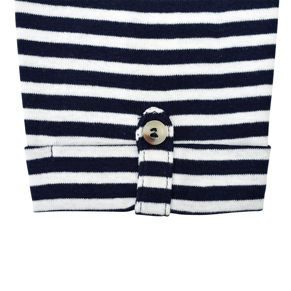 Weibliches Model mit CAMPS BAY Shirt in Night Sky
