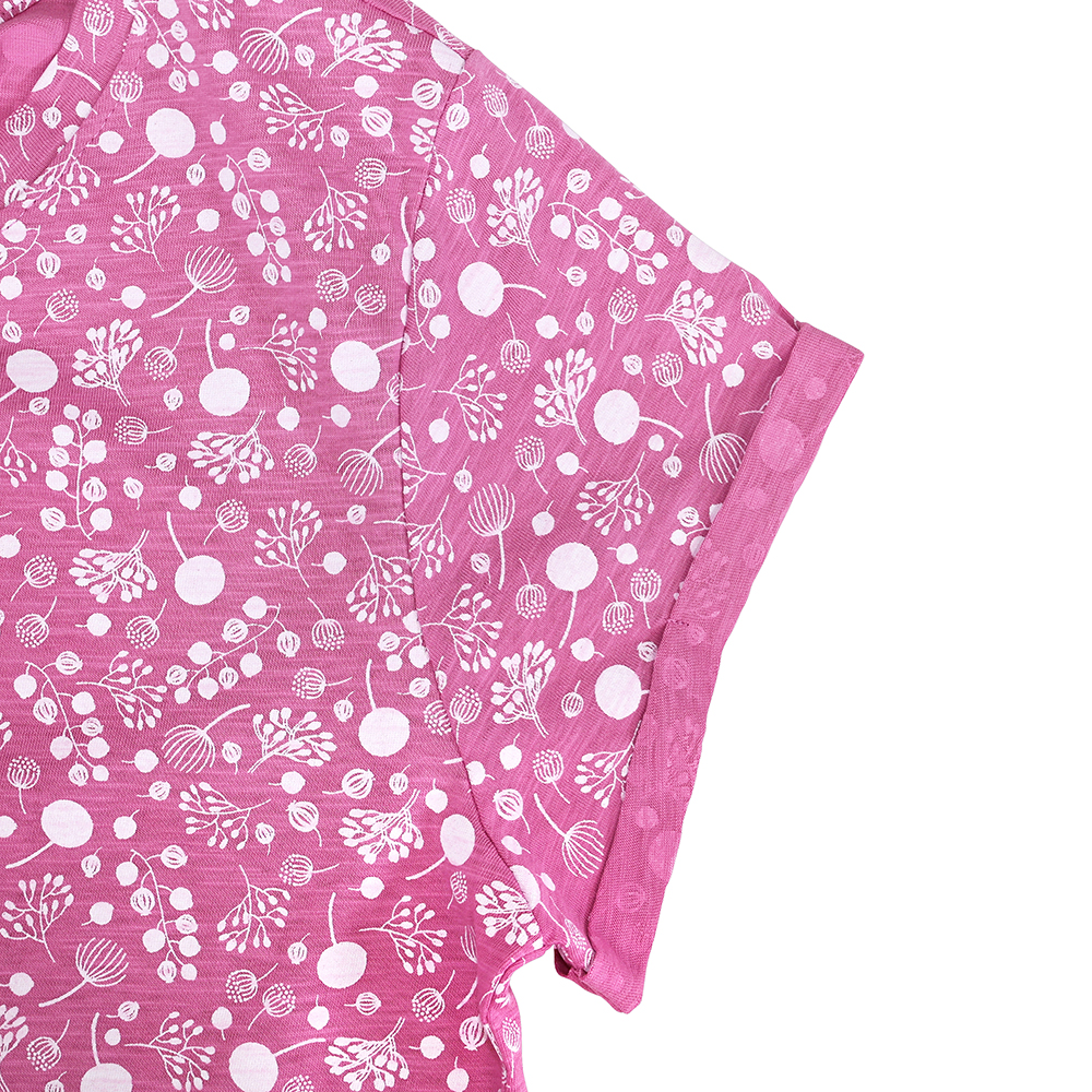 Weibliches Model mit CAMPS BAY T-Shirt in Cyclamen