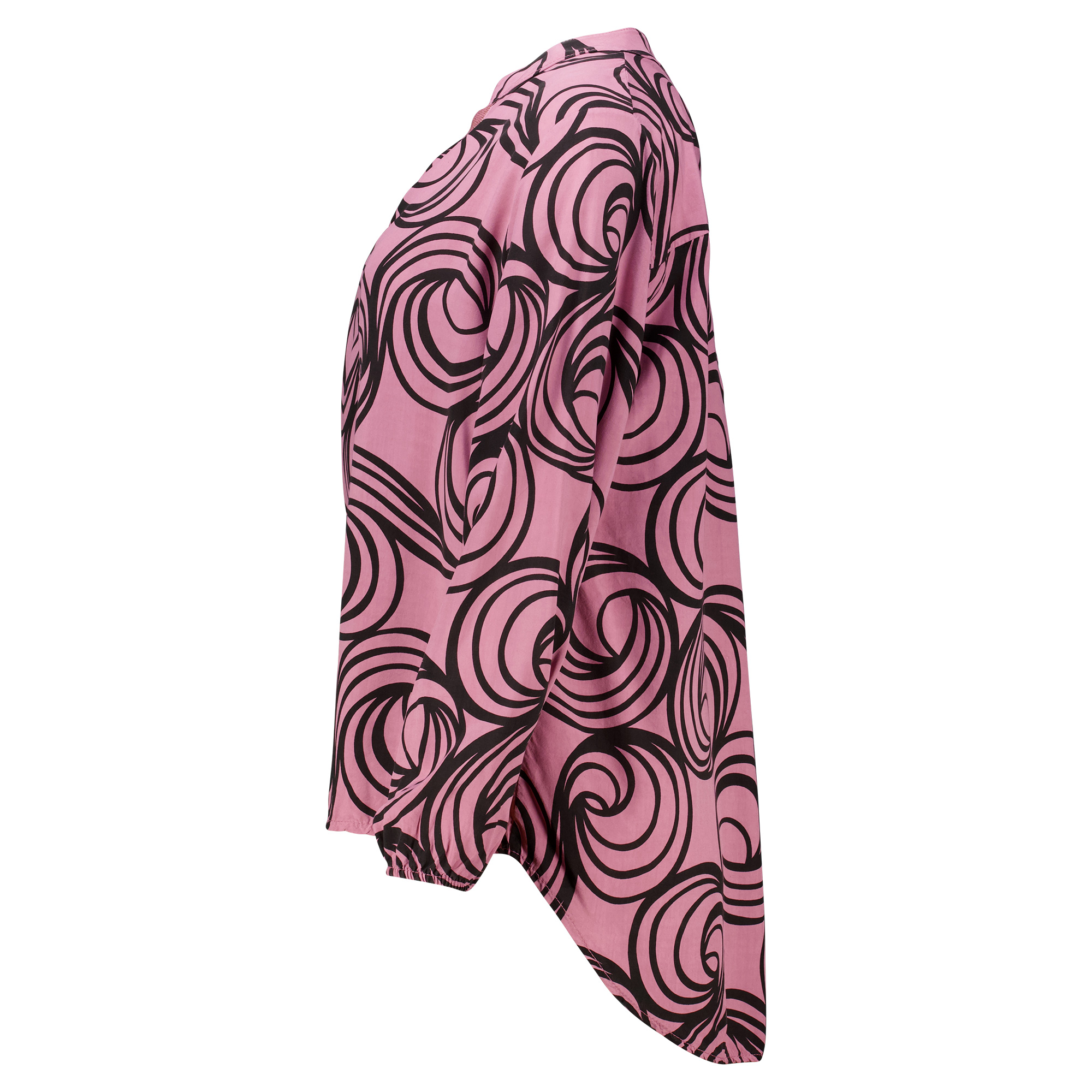 Weibliches Model mit Küstenzauber Bluse in Rose