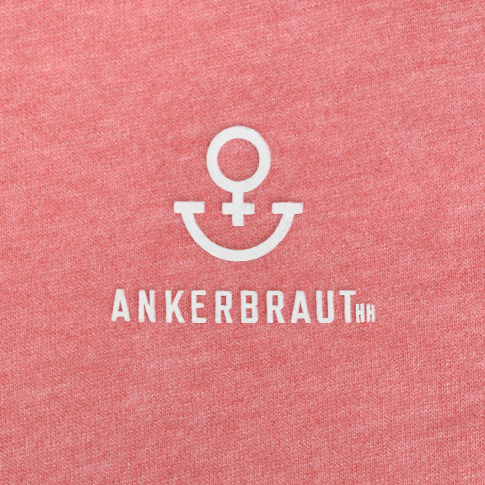 Weibliches Model mit ANKERBRAUT Sweatjacke in Korall Melange