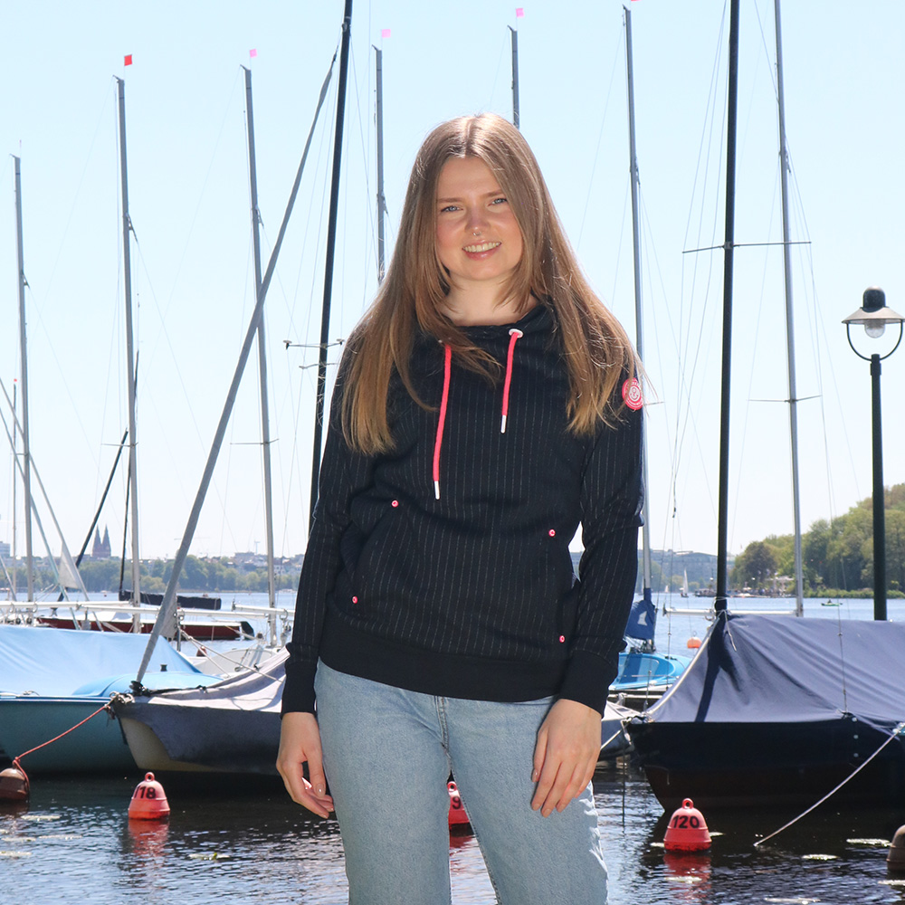 Weibliches Model mit ANKERBRAUT Hoodie in Night Sky Pink
