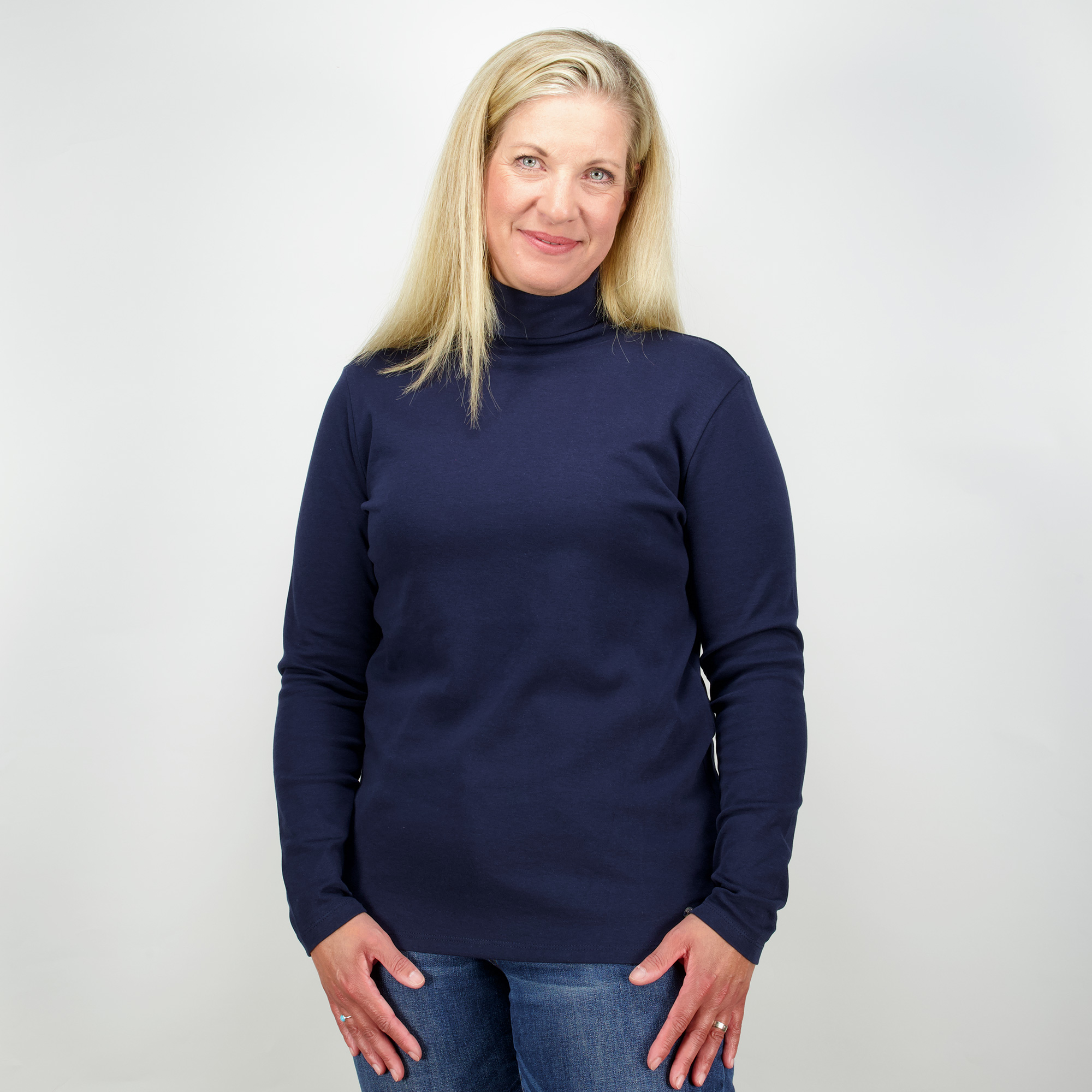 Weibliches Model mit CAMPS BAY Rollkragen-Shirt in Night Sky