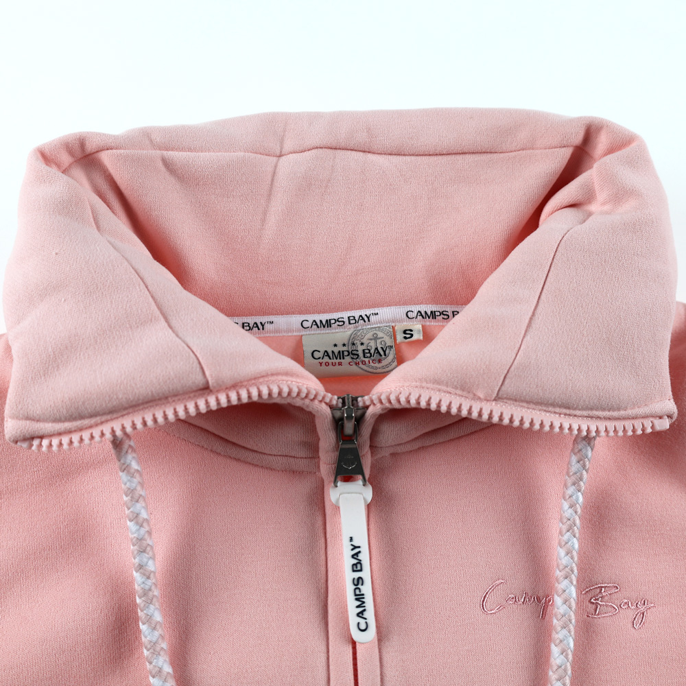 Weibliches Model mit CAMPS BAY Sweatjacke in Rosequartz