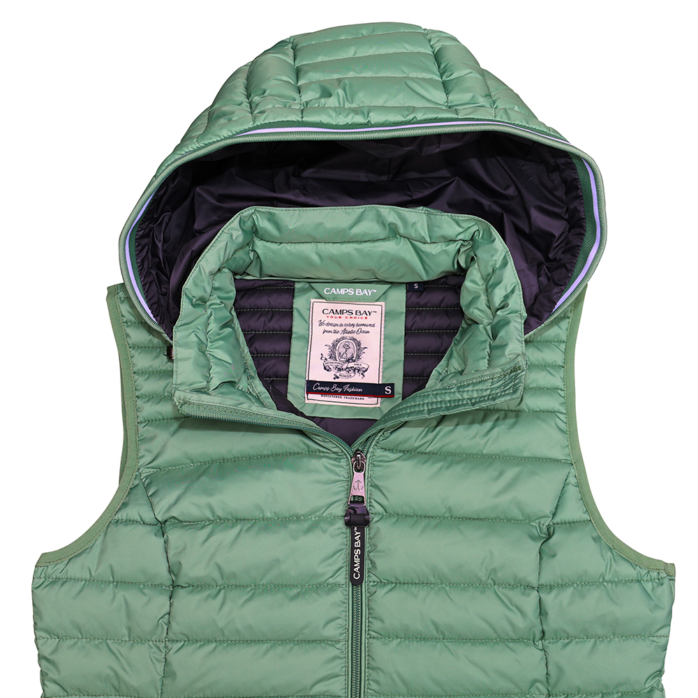 Weibliches Model mit CAMPS BAY Weste in Hedge Green