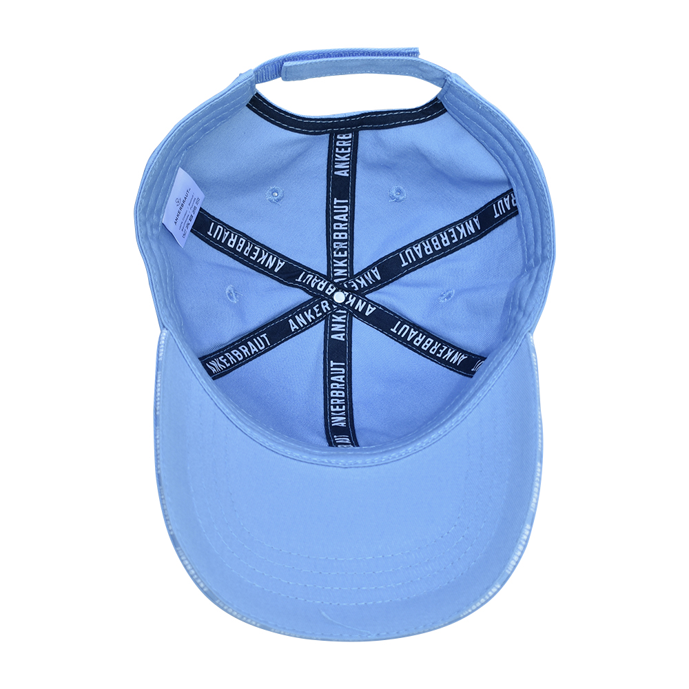 Weibliches Model mit ANKERBRAUT Cap in Sky Blue